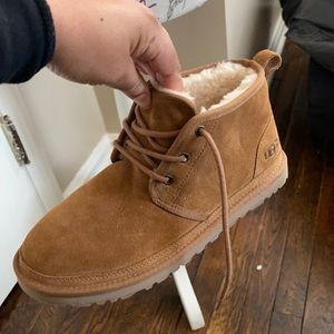 UGG short boot WOMENS SIZE 9 CHESTNUT